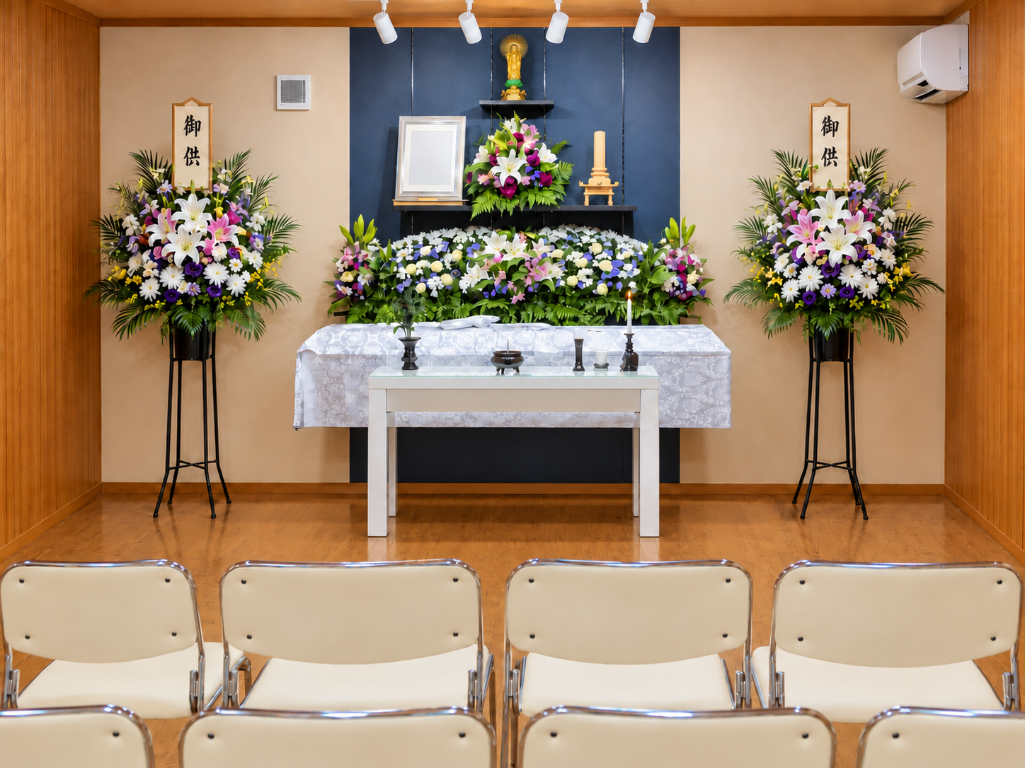 木の温もりに包まれた式場と花祭壇